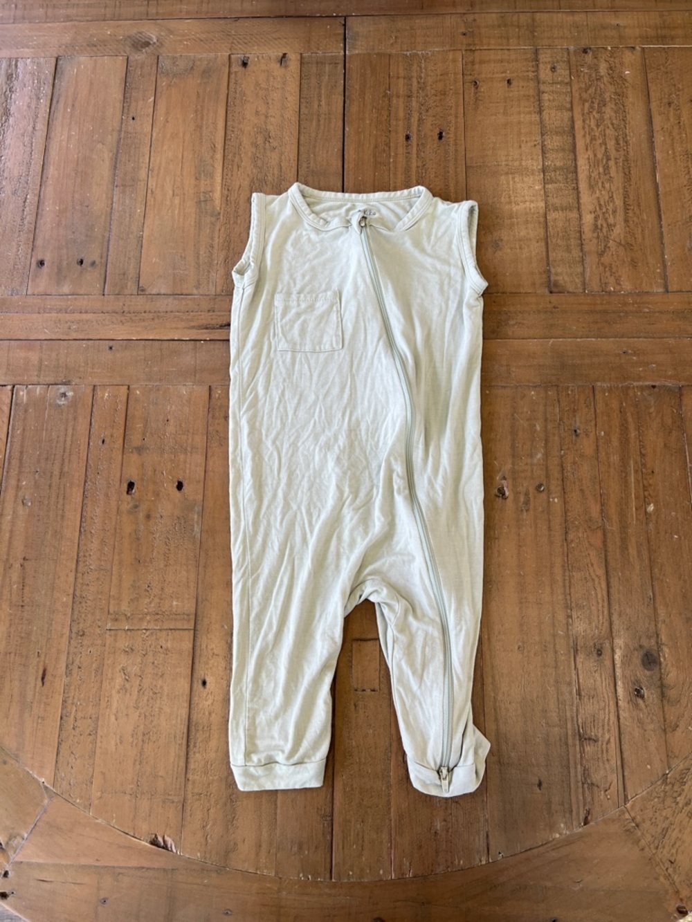 Kyte baby light green sleeveless romper zip front 4T